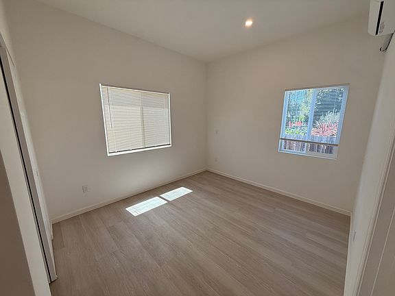 4th image of 236 Sunnyside Dr #B