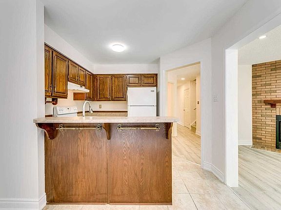 4th image of 1240 Cottonwood Cres