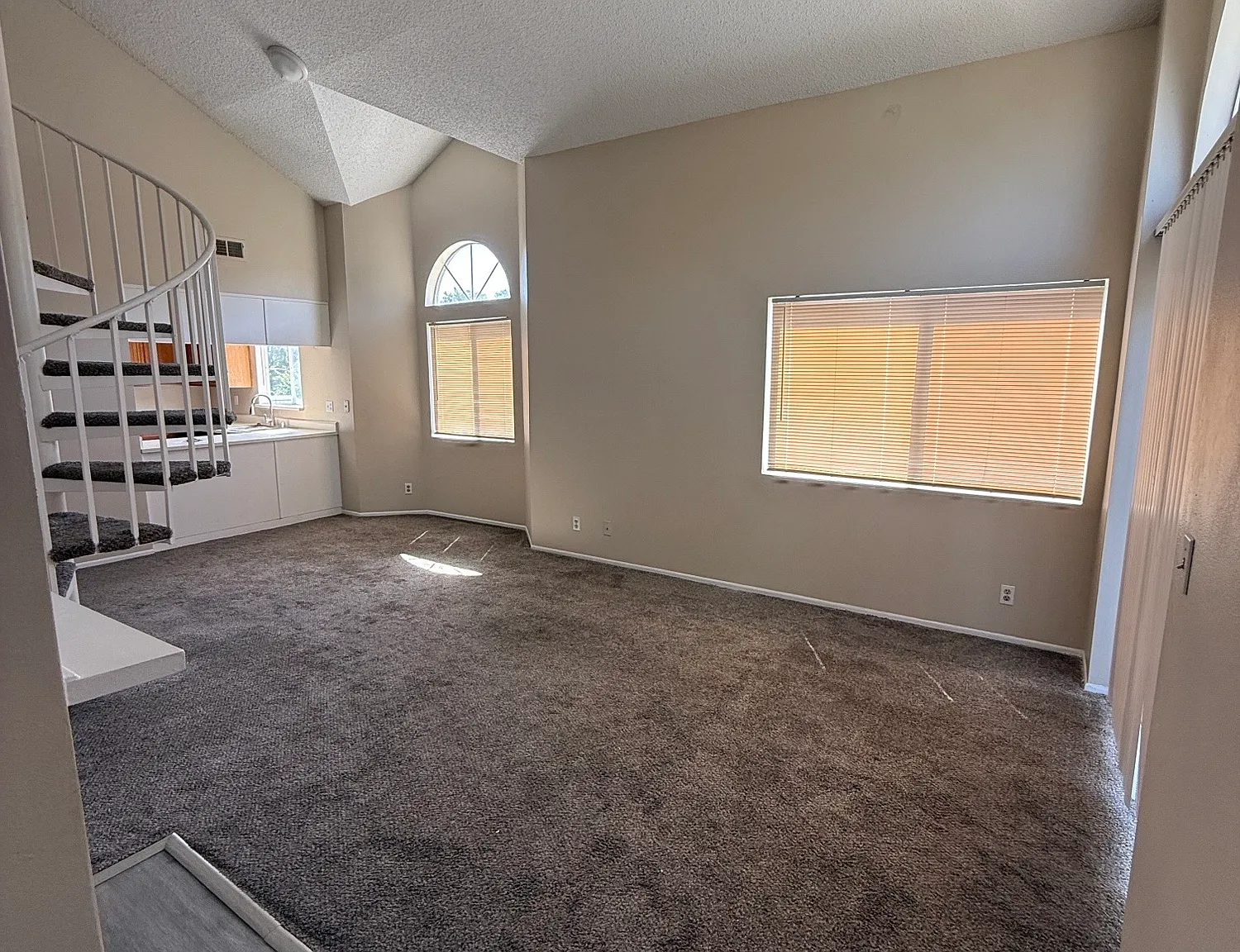 3 bed, 1094 sqft, $2,800 — Photo 3