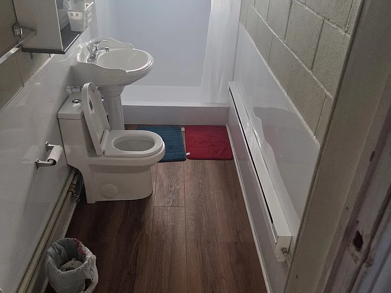 1st Floor Full Bathroom with Shower/Tub Combination