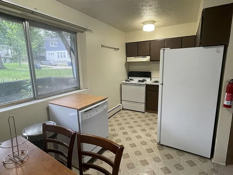 526 Linden St — Photo 4