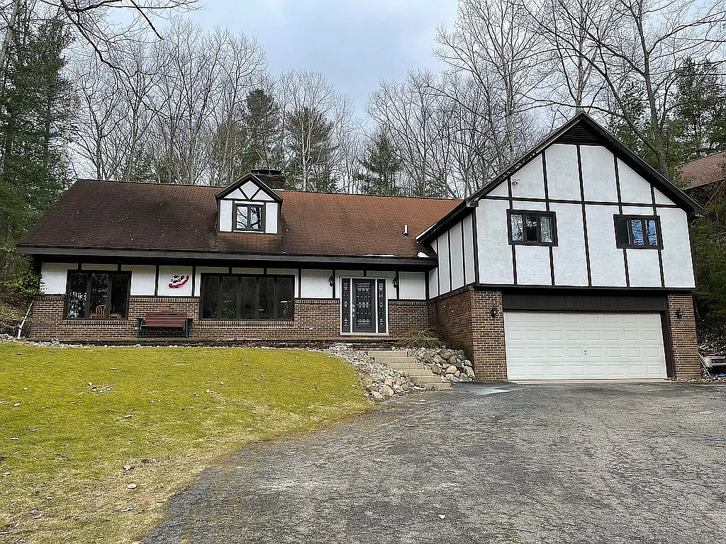 2156 Kewaunee Dr photo 1