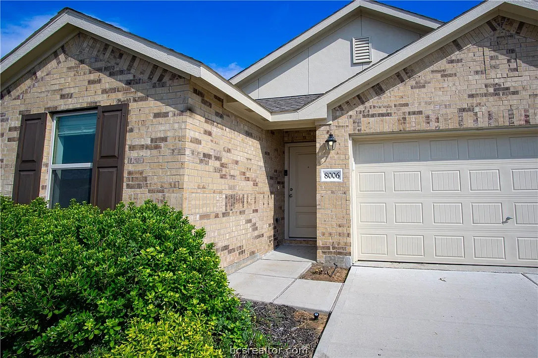 4 bed, 1842 sqft, $2,100 — Photo 2