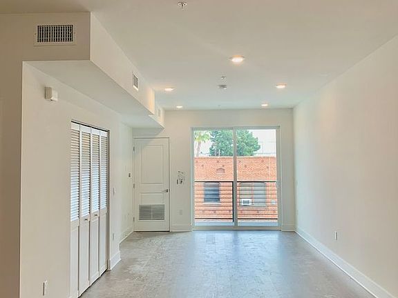 5th image of 4055 Oakwood Ave #410