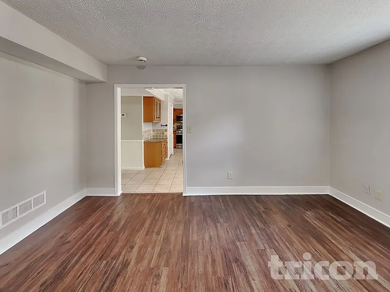 100 Creekwood Ct — Photo 2