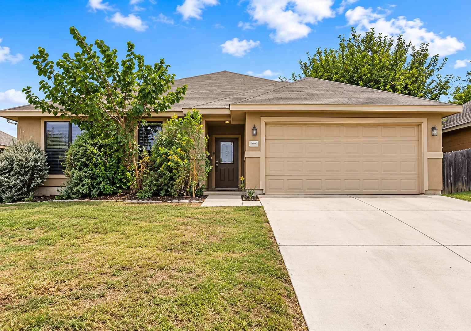 Charming Home Awaits: Spacious & Modern Living in a Prime Location — Photo 1