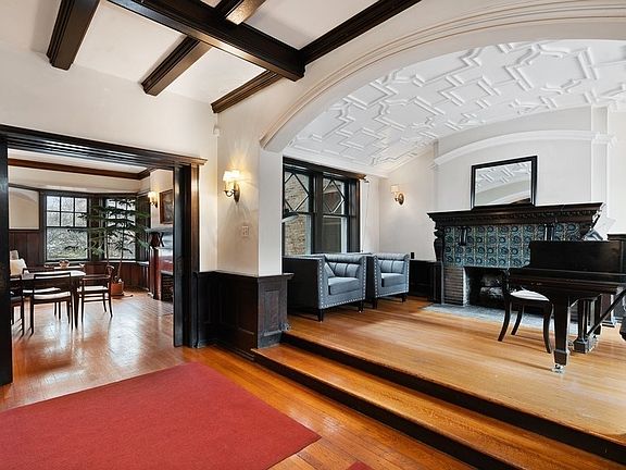 After entering the house through a small vestibule, the space is revealed in dramatic fashion. To t