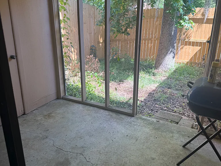 538 Claremont Ct — Photo 3