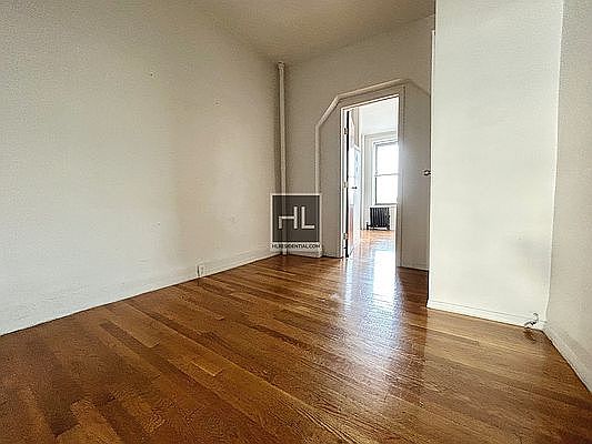 5th image of 709 Henry St APT 3R