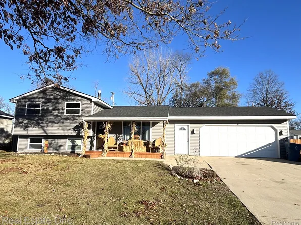 4710 Deerfield Dr, White Lake, MI 48383