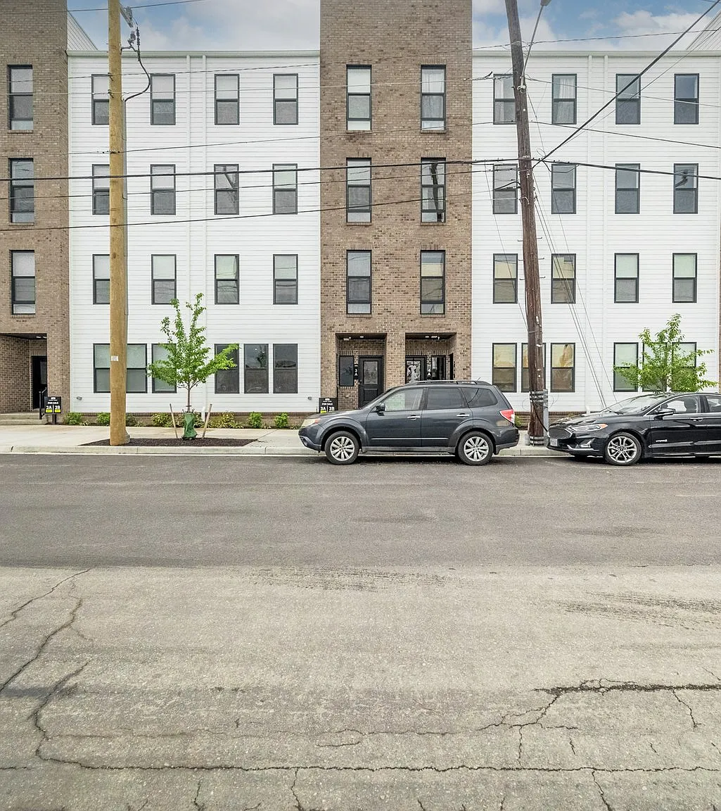 4 bed, 2516 sqft, $4,100 — Photo 2