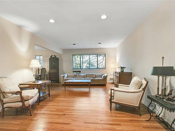 4th image of 8 Carlton Ln