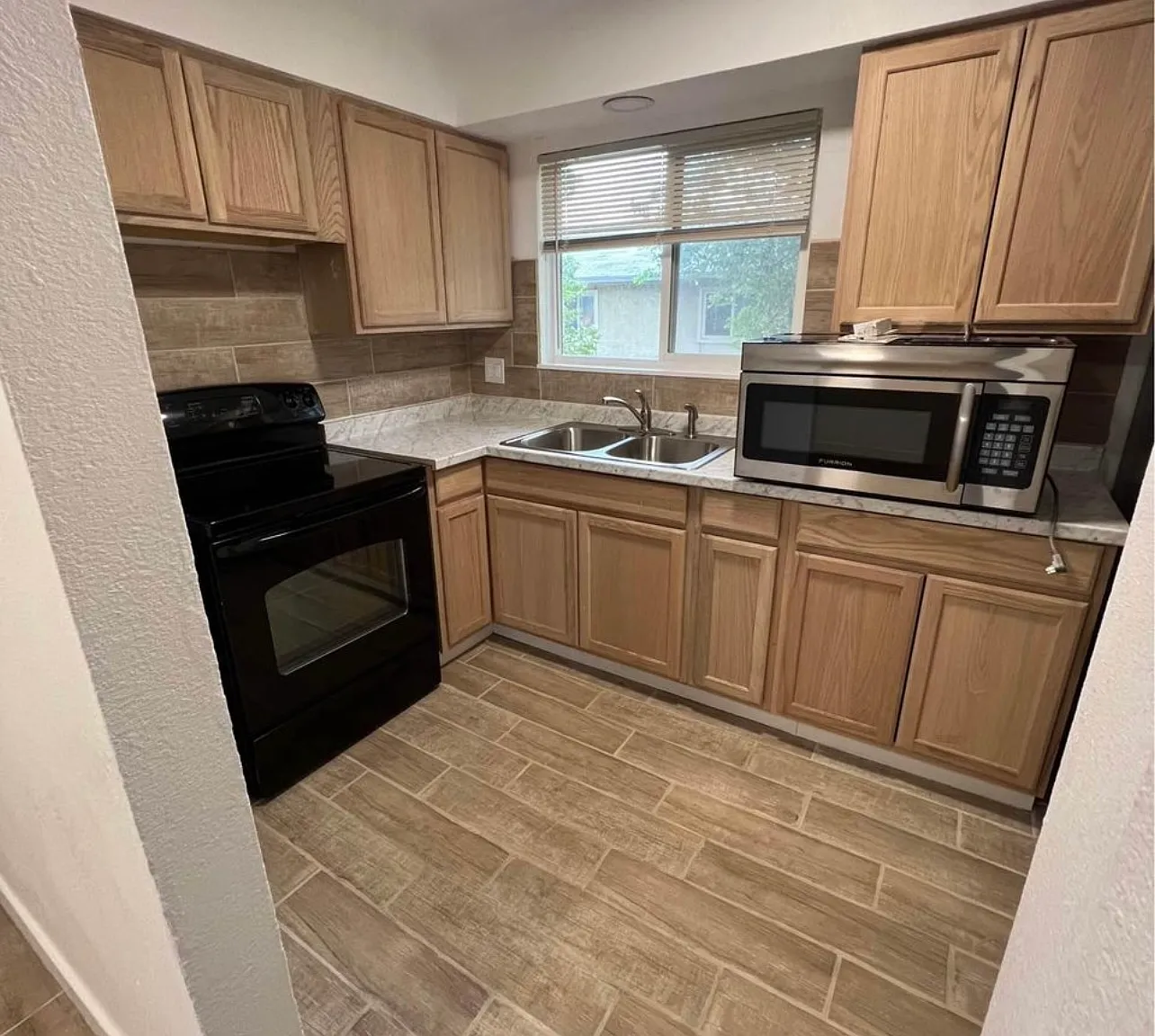 3 bed, 900 sqft, $1,700 — Photo 1