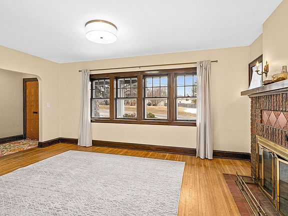 5th image of 821 N 19th Ave E