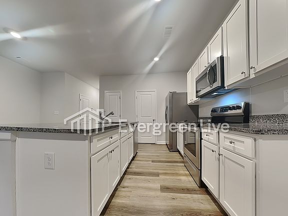 4th image of 102 Village Green Dr
