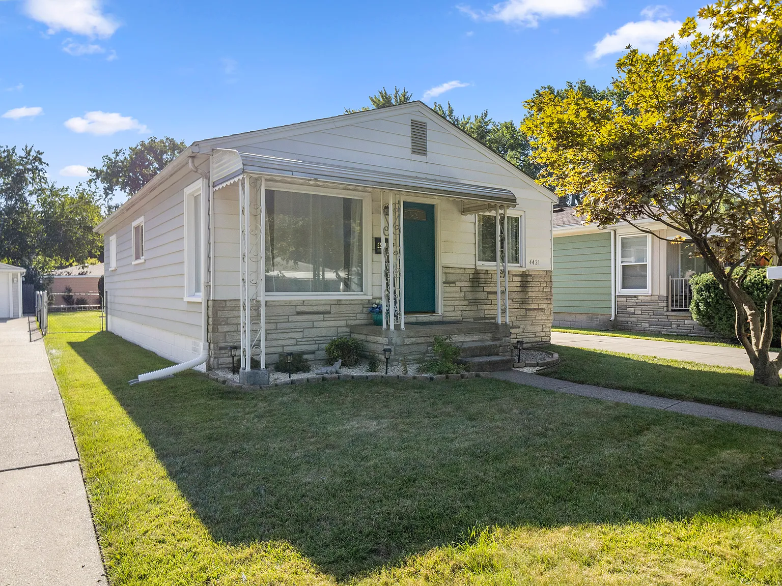 3 bed, 936 sqft, $1,700 — Photo 1