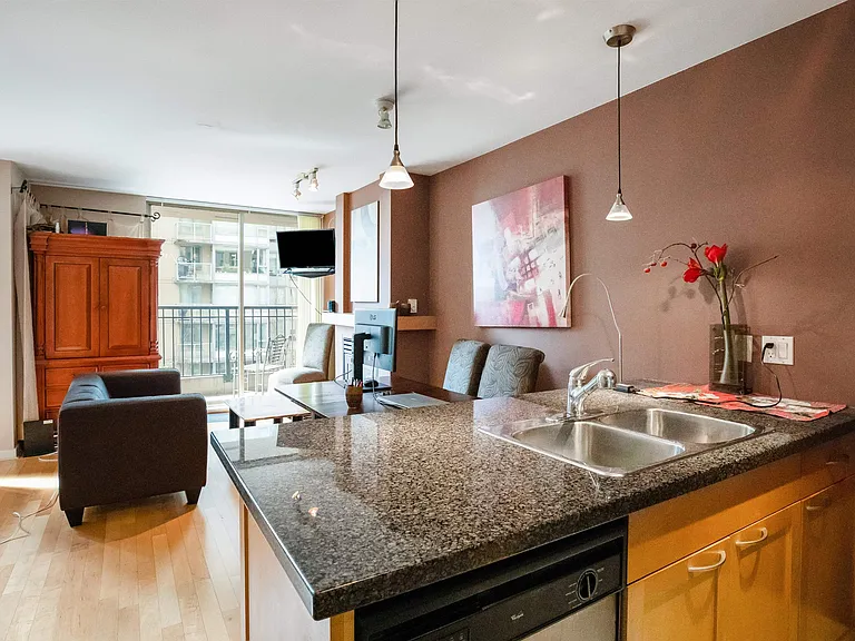 989 Richards St #708 — Photo 15
