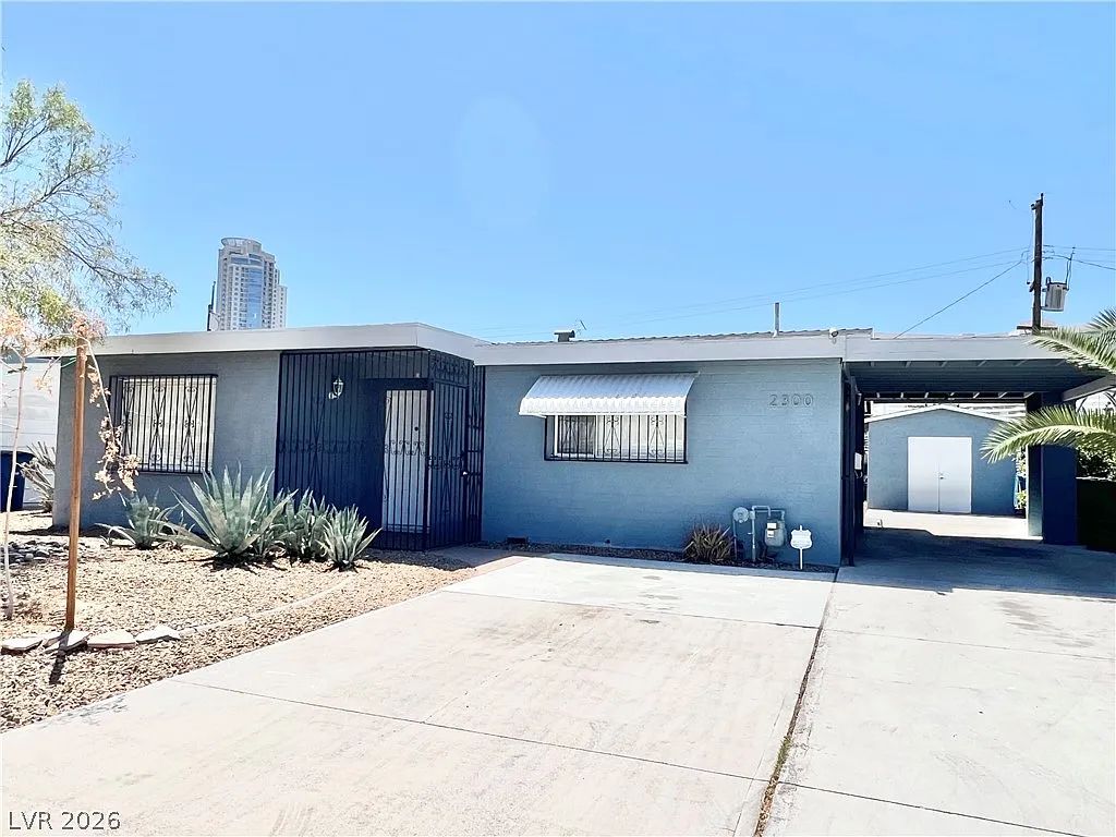 2 bed, 1.0 bath, 951 sqft, $1,695 — Photo 1