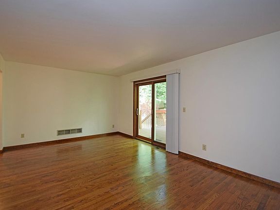 4th image of 6261 Sweet Briar Ct