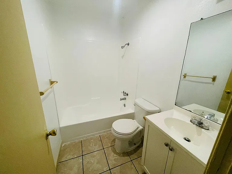 1222 W Date St — Photo 7