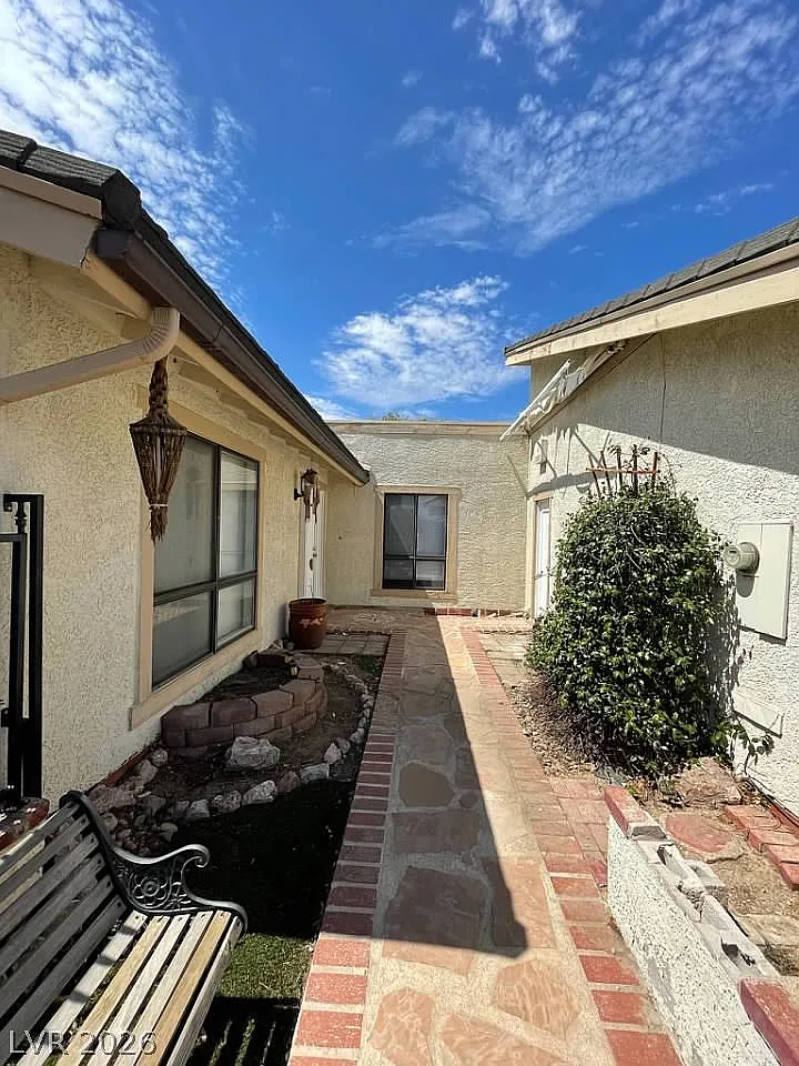 3 bed, 2.0 bath, 1717 sqft, $1,690 — Photo 3