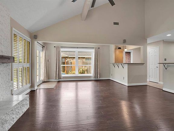 5th image of 2119 Victoria Garden Dr