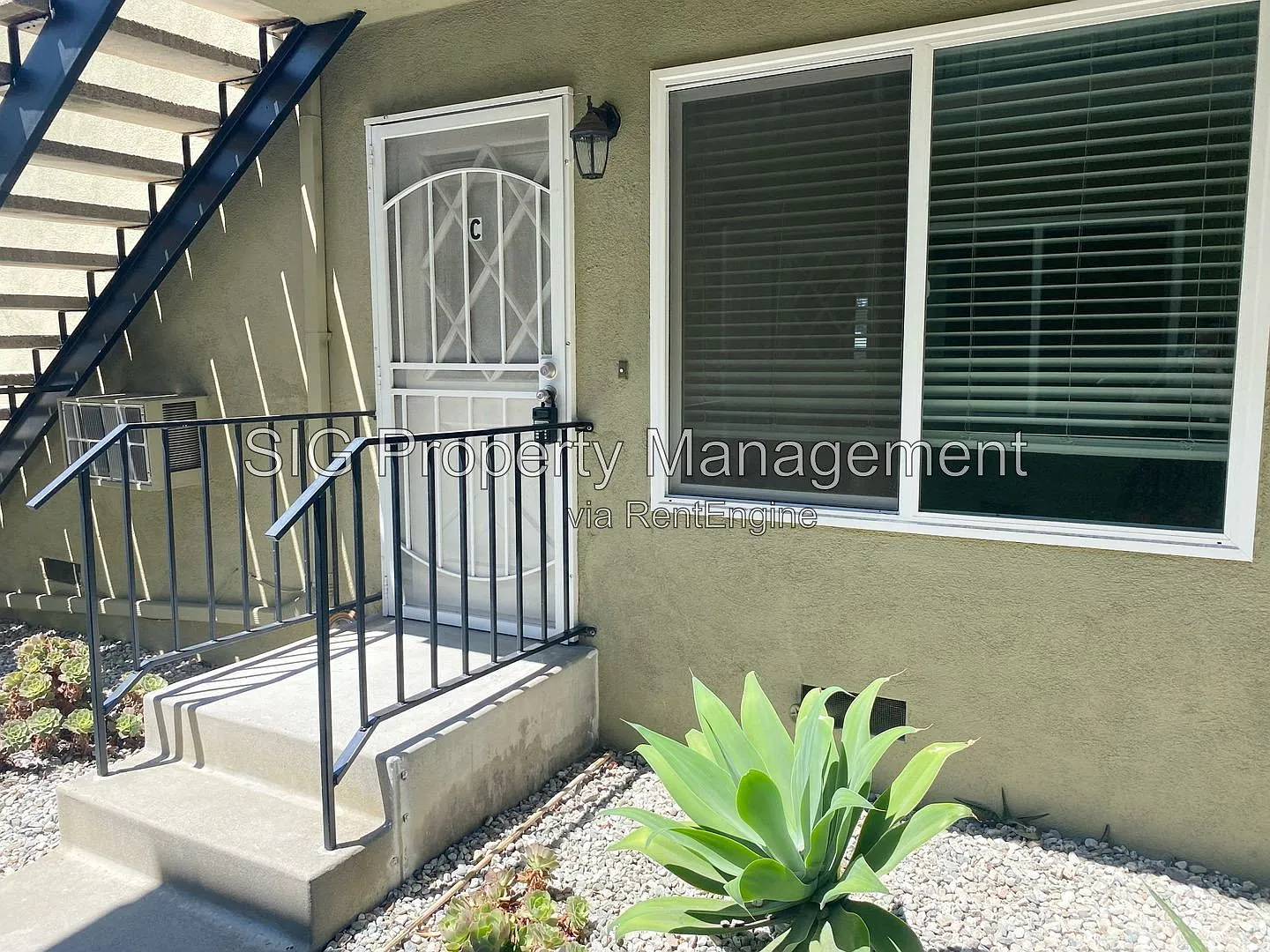 2 bed, 1.0 bath, 934 sqft, $2,350 — Photo 1
