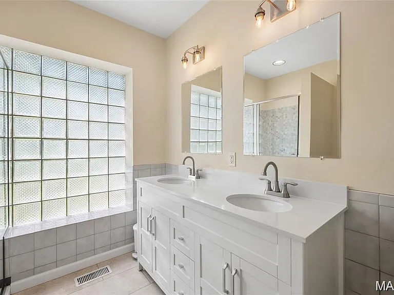 9743 Tesson Ferry Rd — Photo 8
