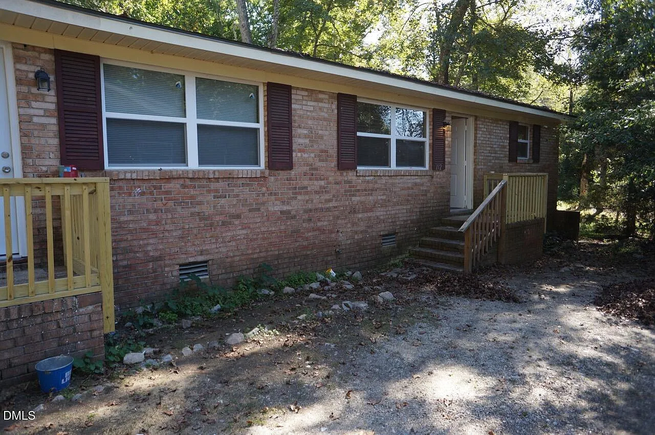 2 bed, 1.0 bath, 830 sqft, $1,200 — Photo 2