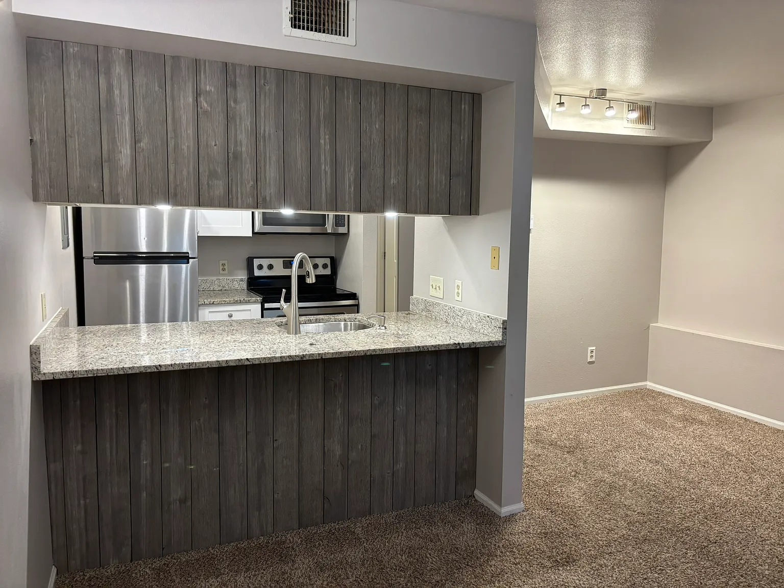 Studio, 450 sqft, $1,400 — Photo 3