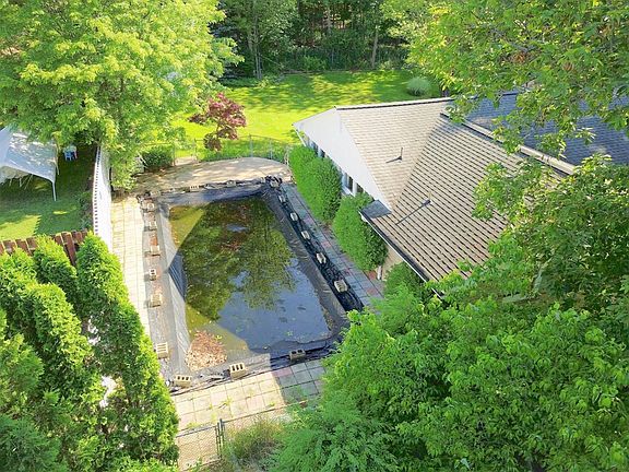 5th image of 8 Deerfield Dr