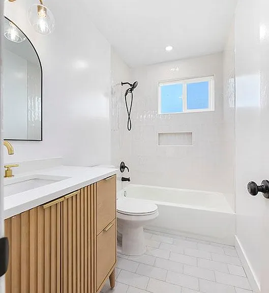 3020 E 3rd St #9 — Photo 8