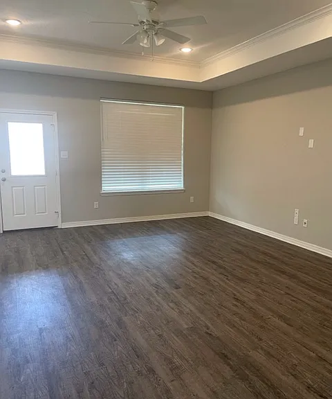 401 Myra Lynn Ln — Photo 3