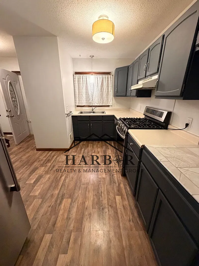 Beautiful 2 Bedroom Townhome in Owatonna, MN — Photo 3