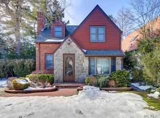 87 5th Ave, New Hyde Park, NY 11040