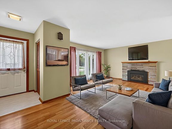 3rd image of 6 Robert Rd