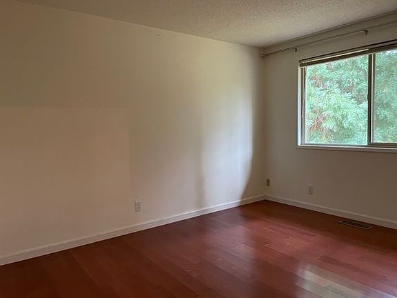 5th image of 18235 NE 28th St