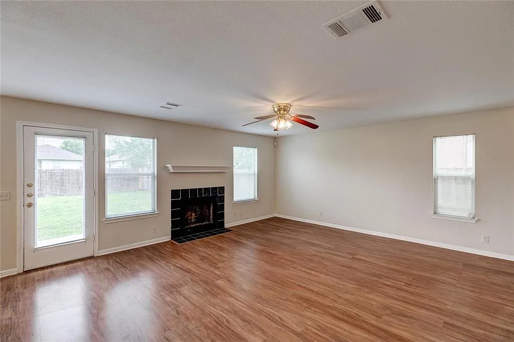 3 bed, 2.5 bath, 1676 sqft, $1,895 — Photo 4