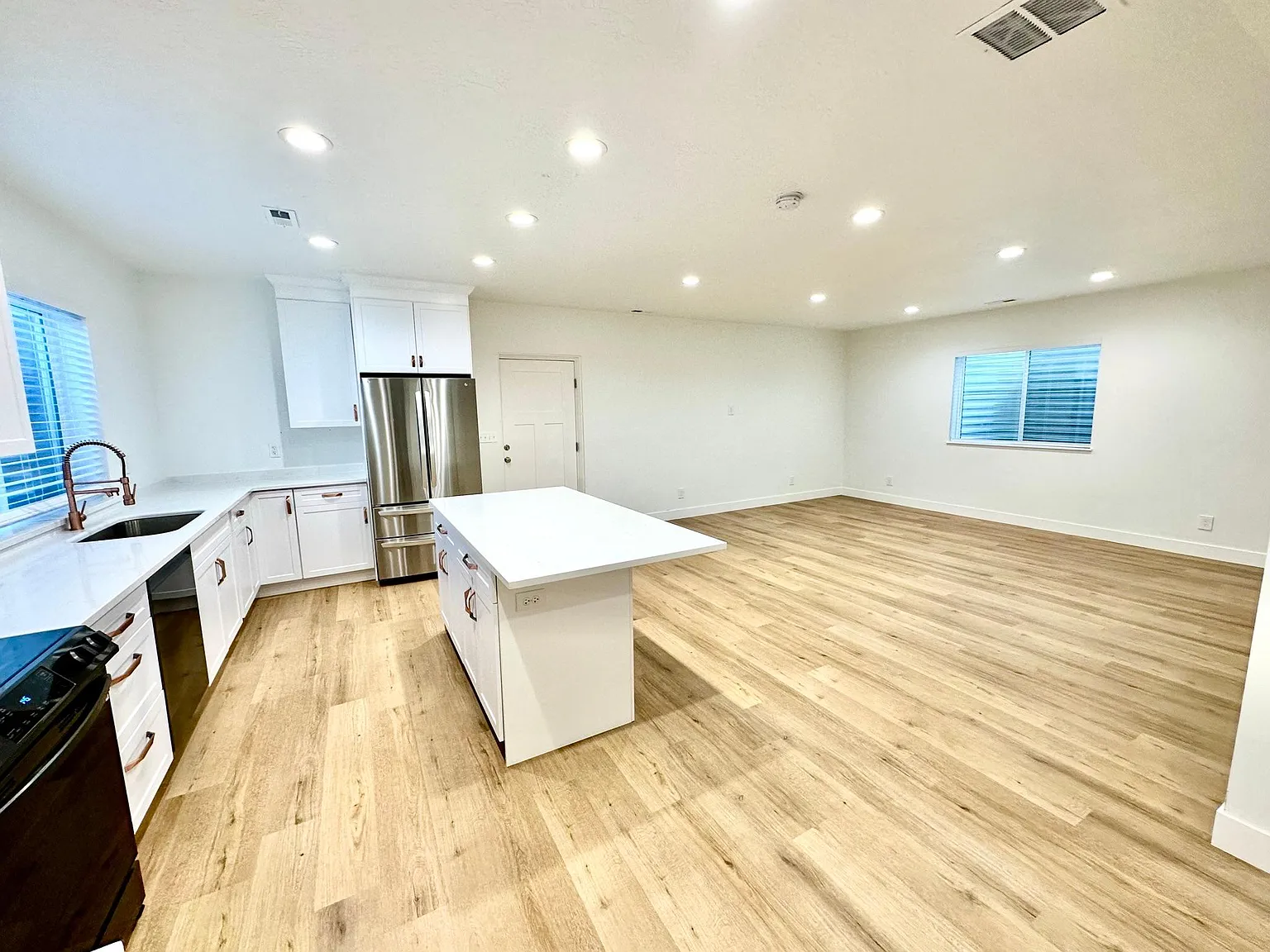 4493 W Wharton Dr — Photo 3