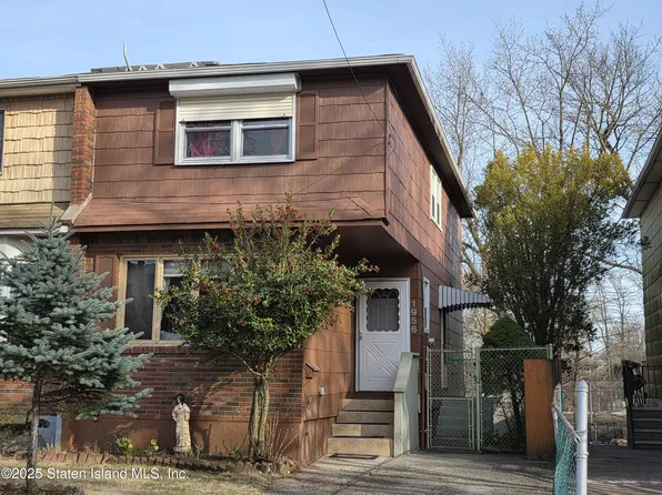 1956 N North Railroad Ave, Staten Island, NY 10306