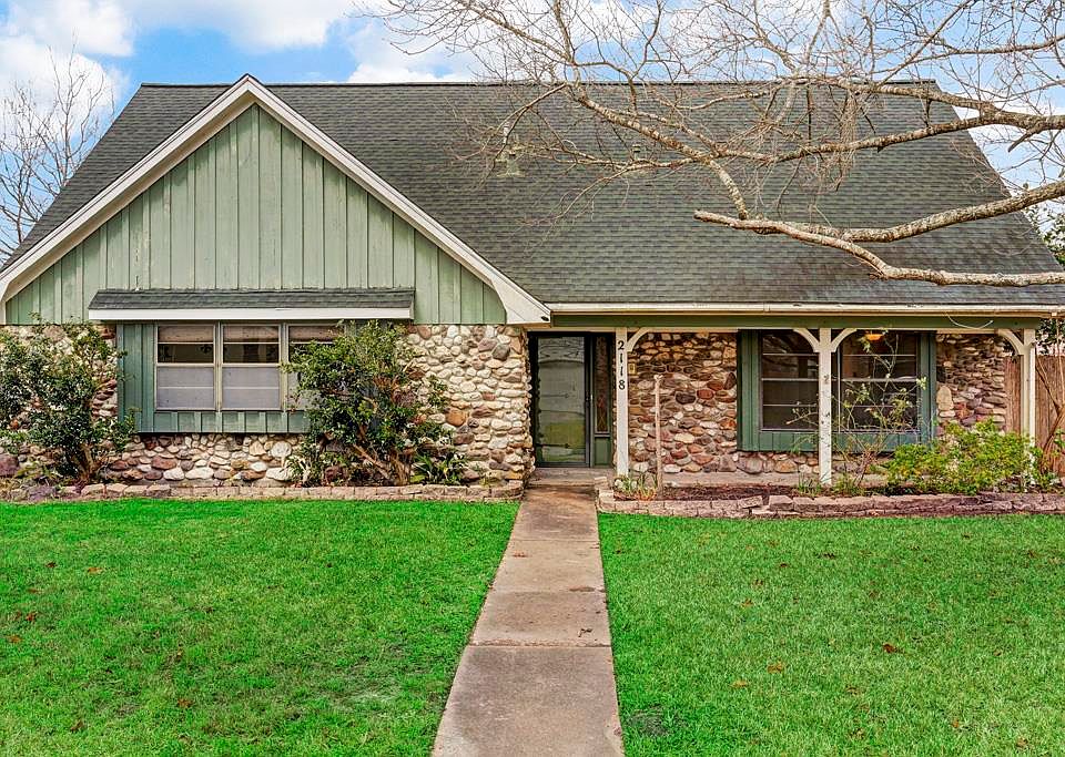 1st image of 2118 Savanna Ct N