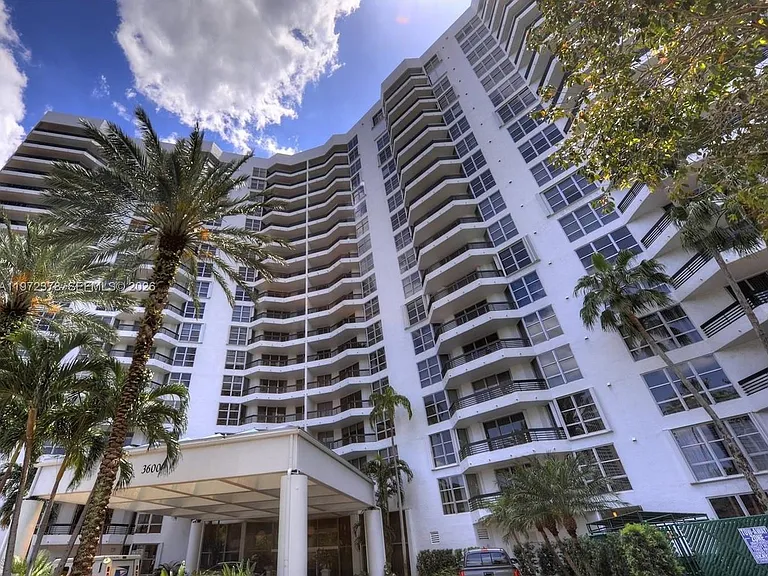 3600 Mystic Pointe Dr #815 — Photo 16