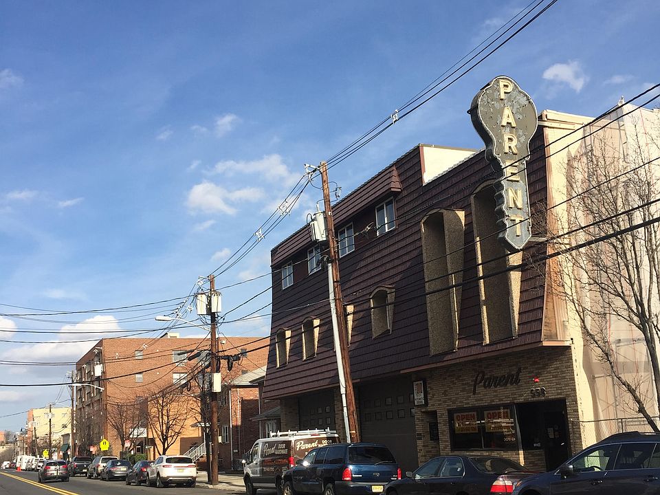 Botique Building on Anderson ave