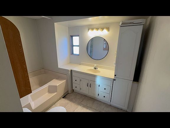 5th image of 105 Poplar St