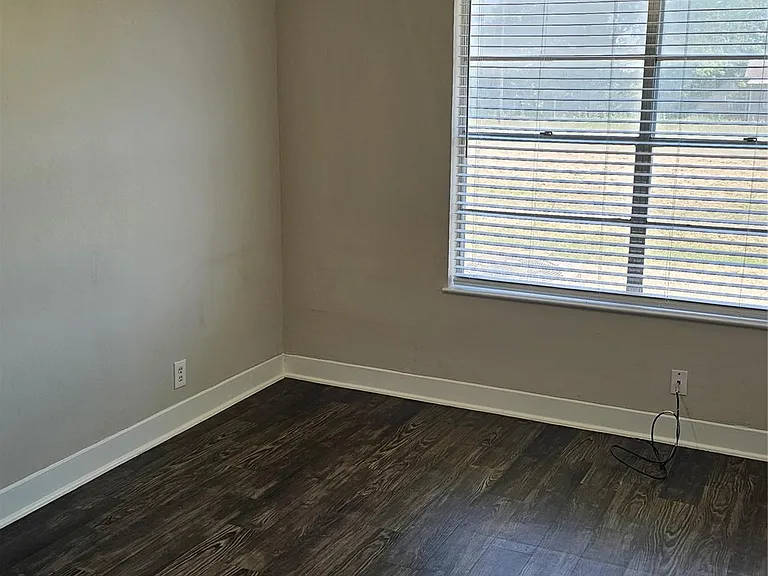 5081 FM 973 — Photo 16