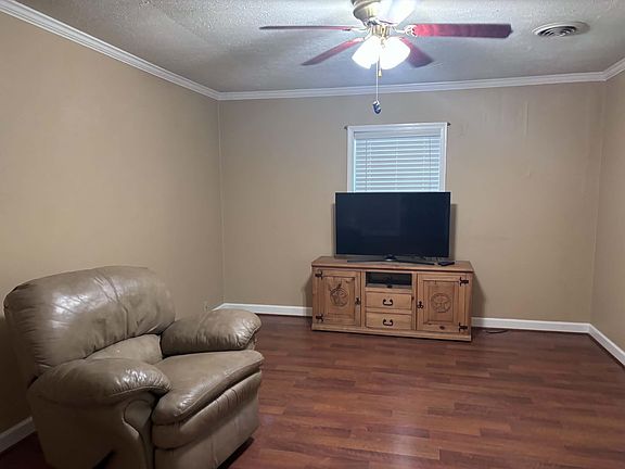 5th image of 103 Evergreen St