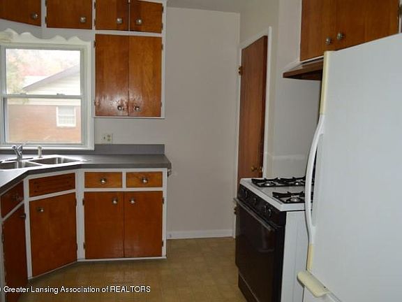3rd image of 4305 Greenwood Dr