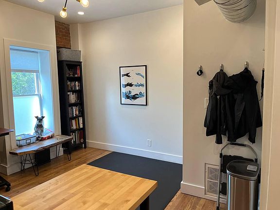 3rd image of 3143 Trumbull St #204