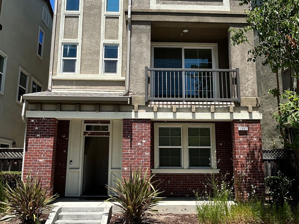 House Facade, facing Mercado Way