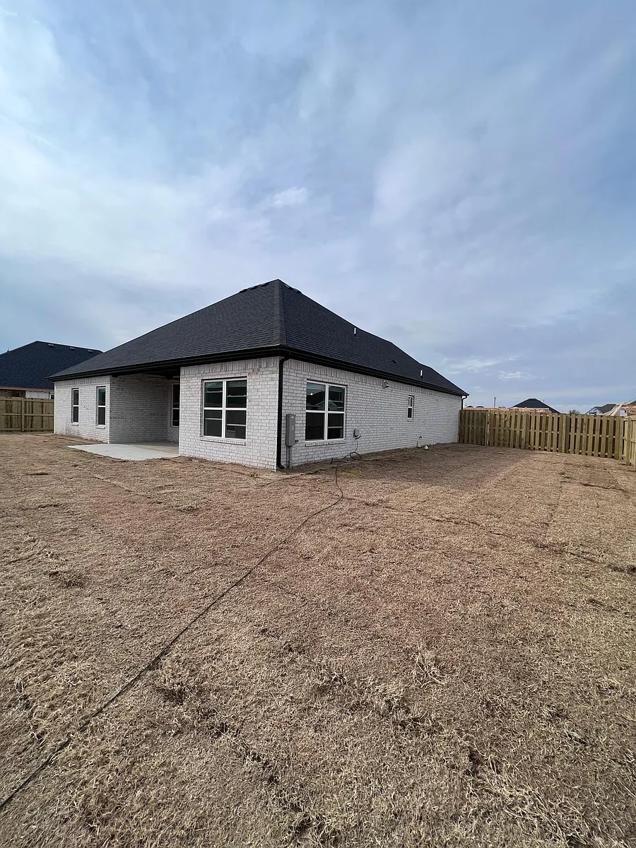 Building Photo - 441 Willow Dr